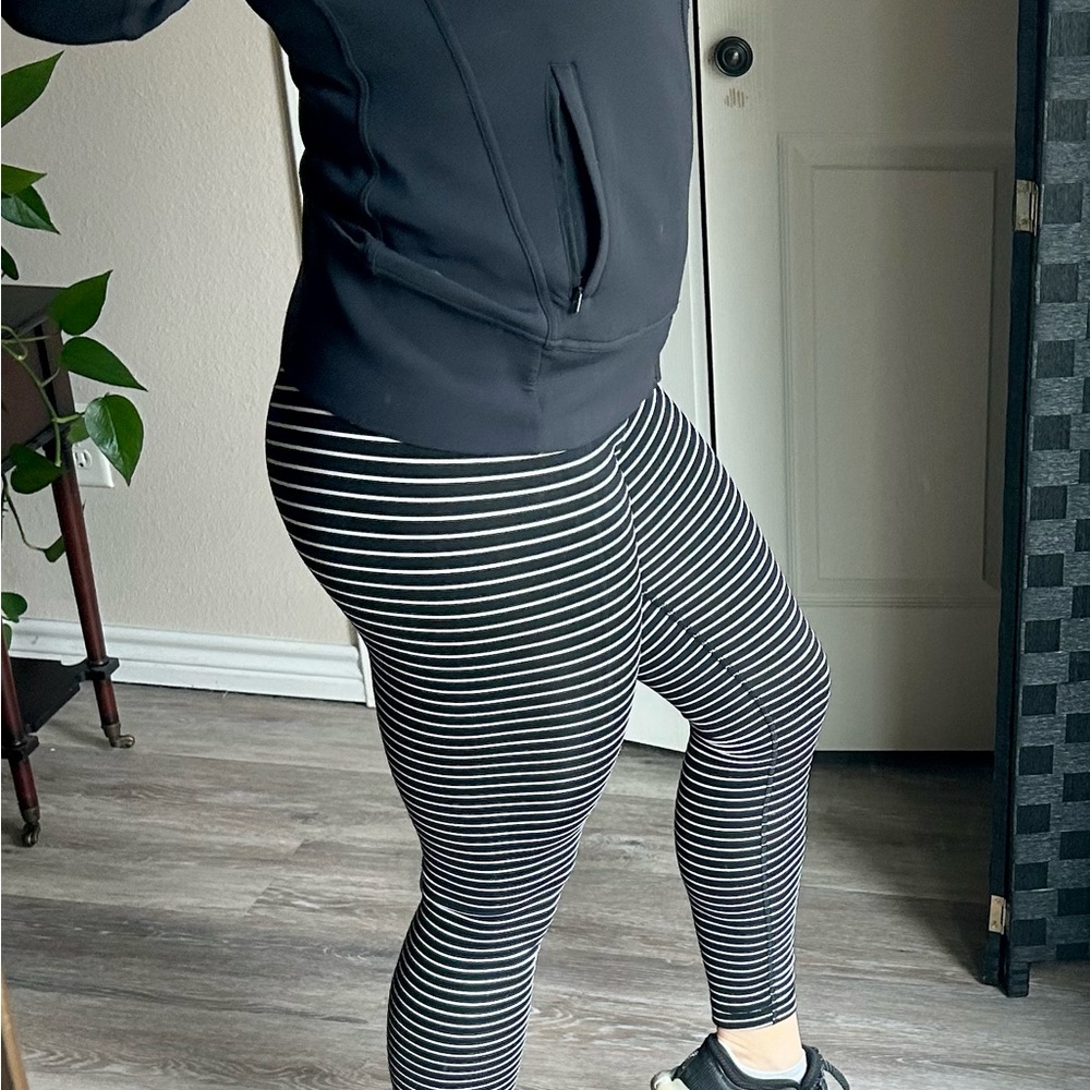 lululemon Wunder Under Pant size 6 (7/8 length) - black and white striped